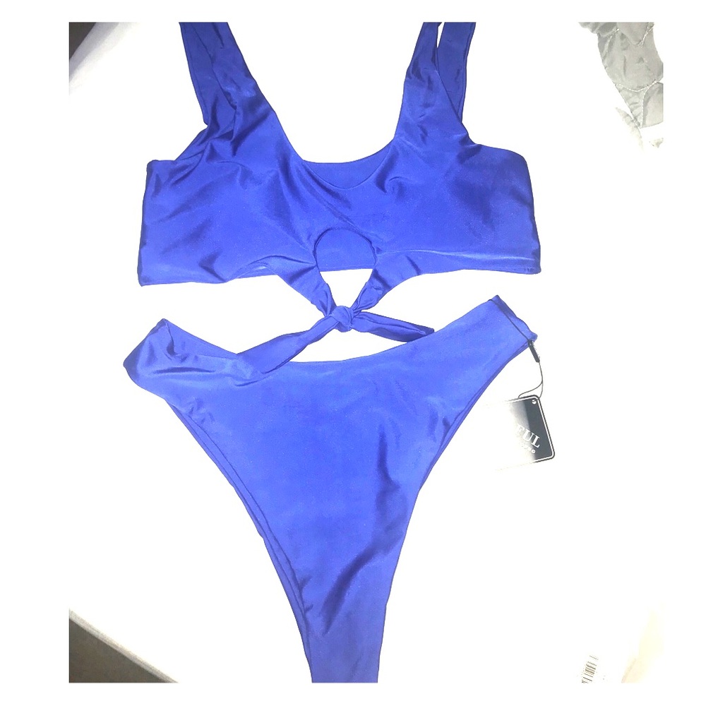 Beautiful blue bikini!!